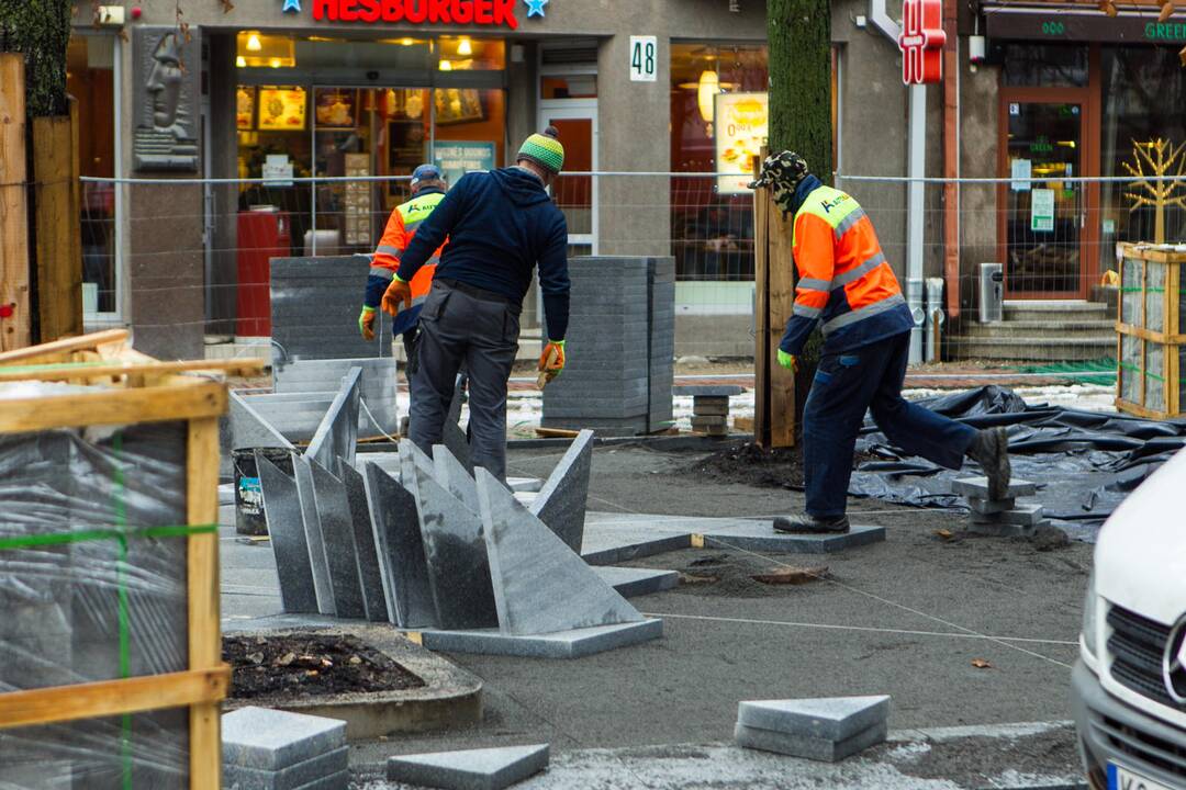 Klojamas naujas Laisvės alėjos grindinys