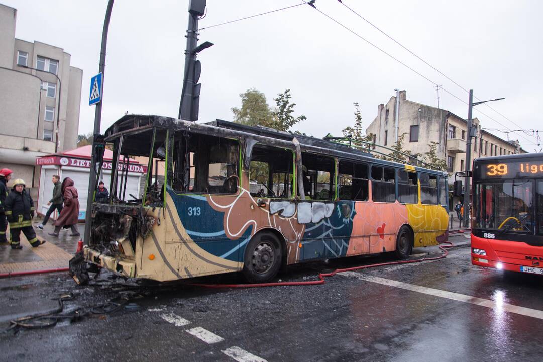 Netoli Kauno autobusų stoties supleškėjo troleibusas
