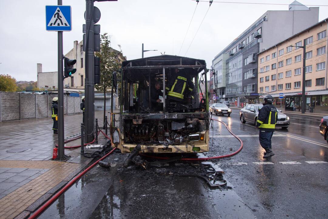 Netoli Kauno autobusų stoties supleškėjo troleibusas