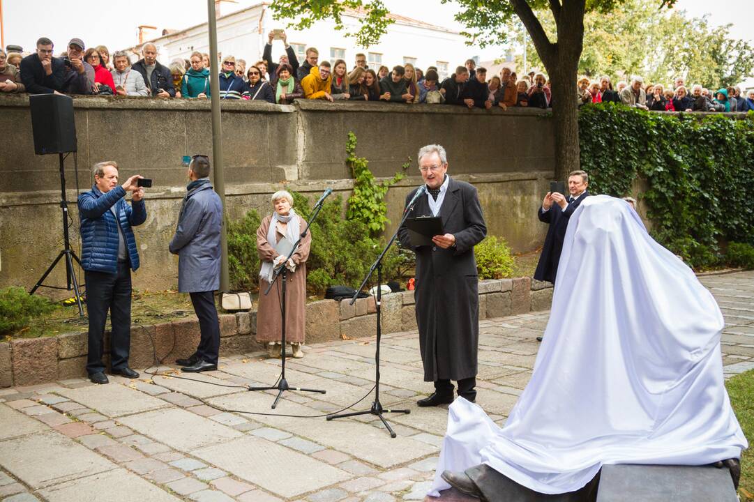 Kaune atidengtas paminklas J. Tumui-Vaižgantui