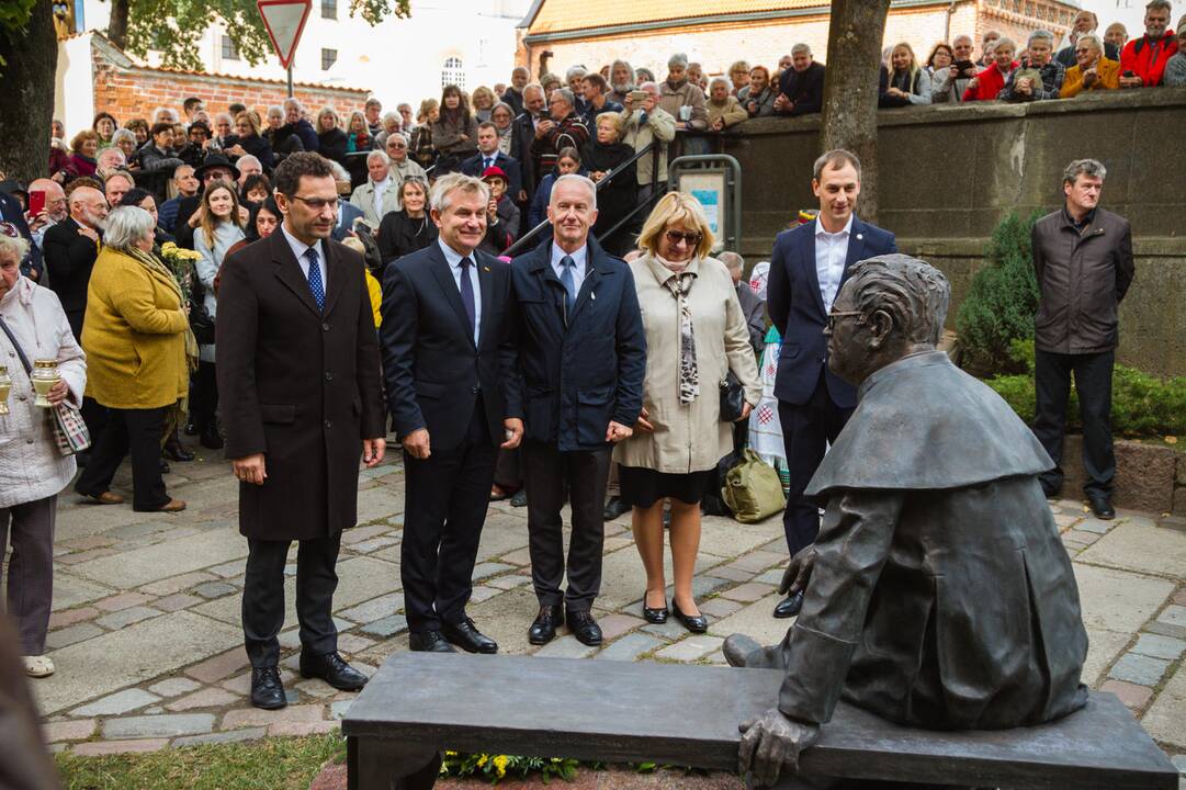 Kaune atidengtas paminklas J. Tumui-Vaižgantui