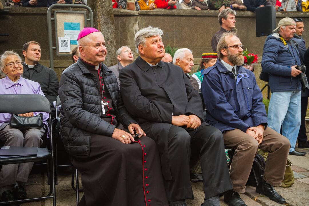 Kaune atidengtas paminklas J. Tumui-Vaižgantui