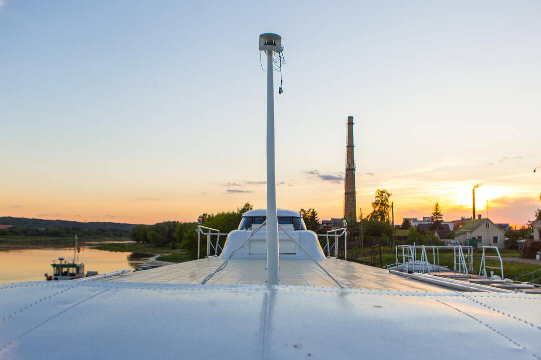 Laivas „Raketa“ ruošiamas nuleidimui į vandenį