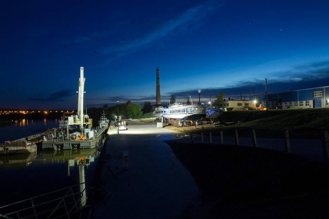 Laivas „Raketa“ ruošiamas nuleidimui į vandenį