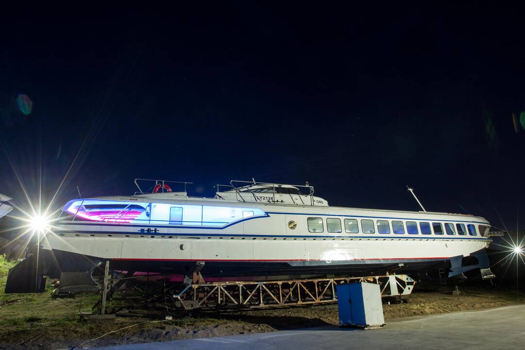 Laivas „Raketa“ ruošiamas nuleidimui į vandenį