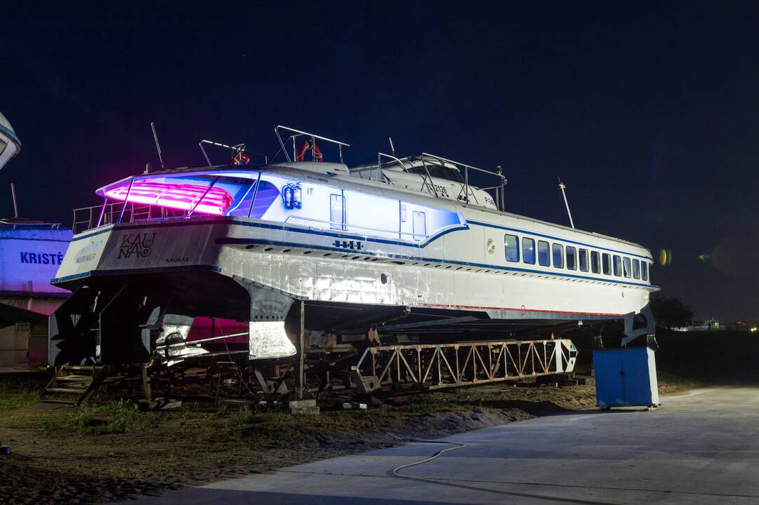 Laivas „Raketa“ ruošiamas nuleidimui į vandenį