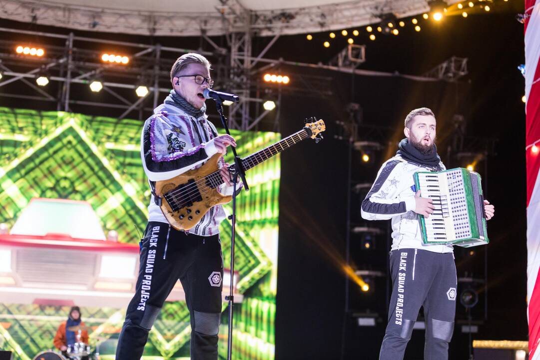 Rotušės aikštėje įžiebta Kosminė eglė