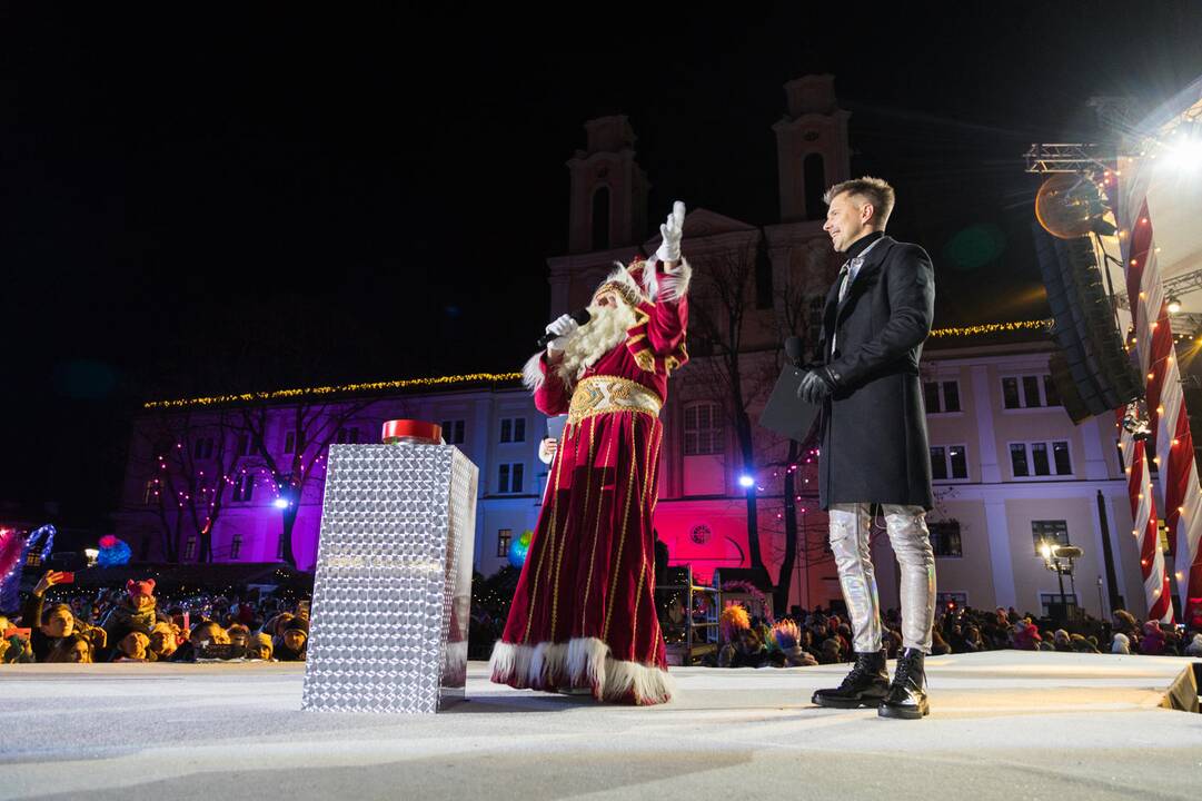 Rotušės aikštėje įžiebta Kosminė eglė