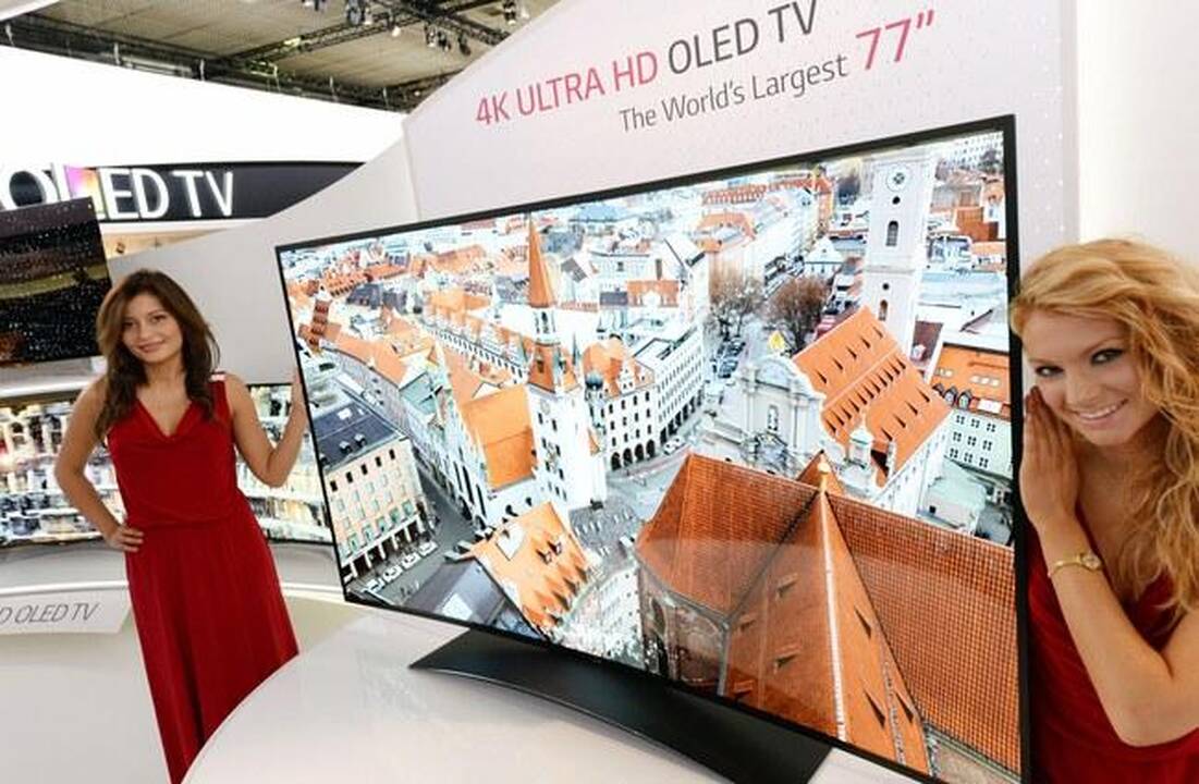 LG pristatė didžiausią pasaulyje 77 colių OLED televizorių lenktu ekranu