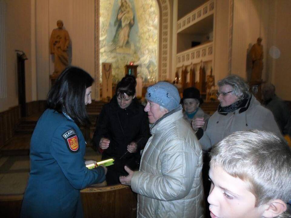 Pareigūnai bažnyčioje dalino patarimus, kaip elgtis tamsiuoju metų laiku