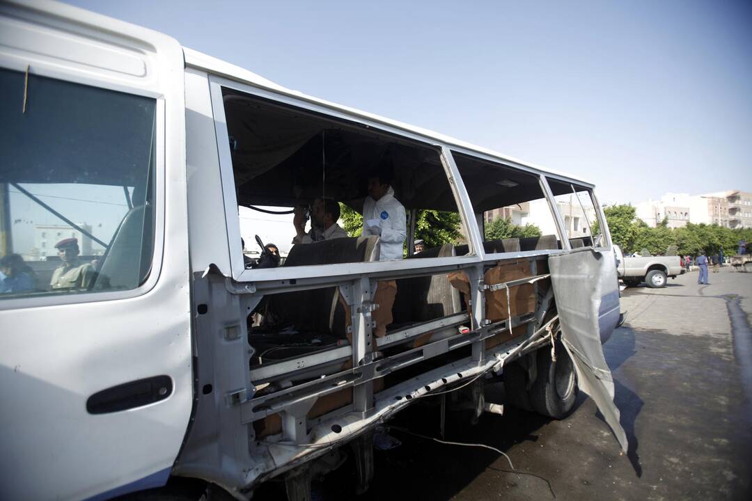 Jemene susprogdintas karinių oro pajėgų autobusas, žuvo šeši žmonės