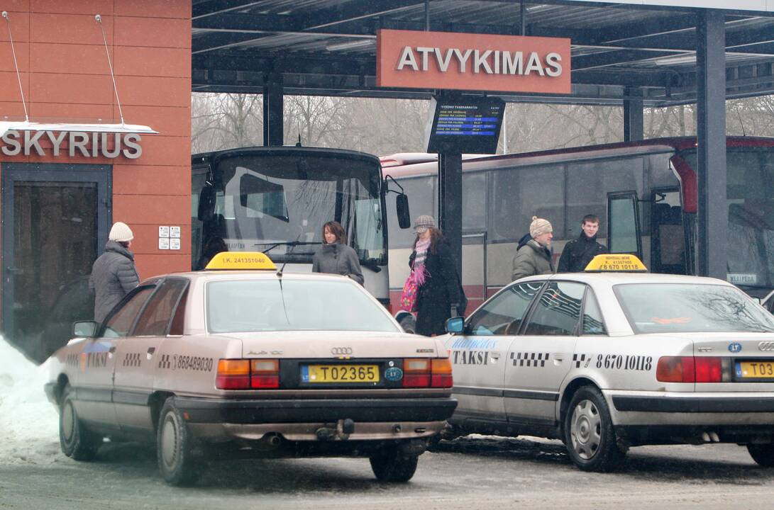 Jaunas vagis Klaipėdos autobusų stotyje pagrobė moters rankinę