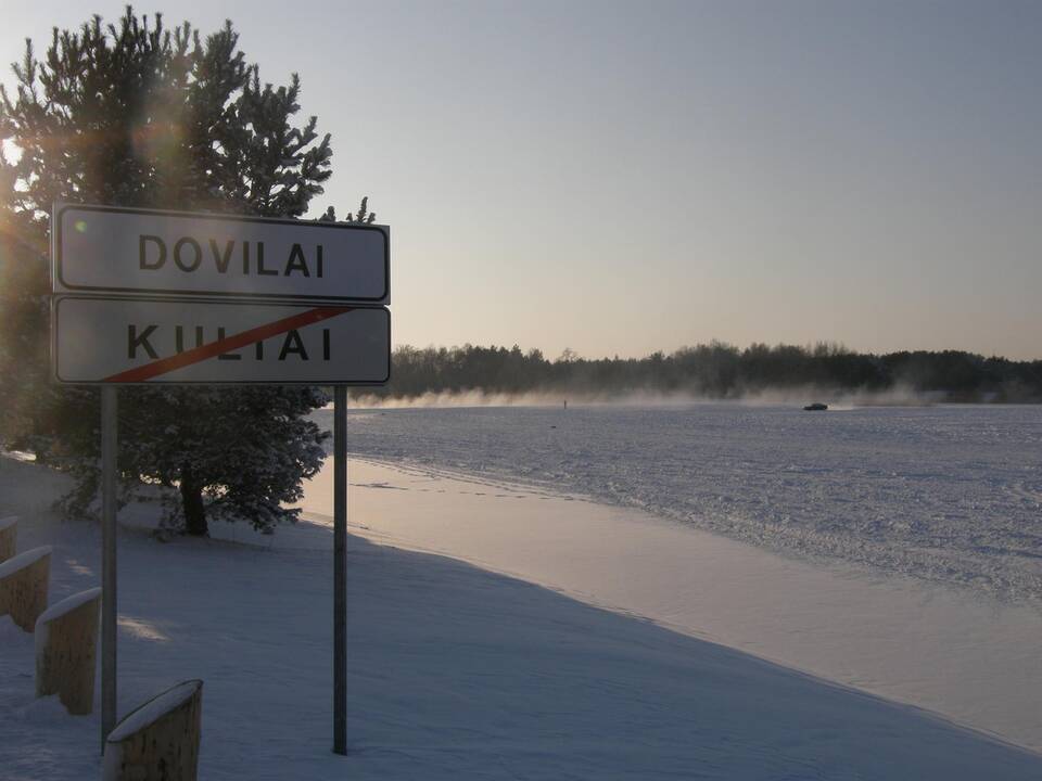 Netoli Dovilų esančio karjero ledas traukia greičio mėgėjus.