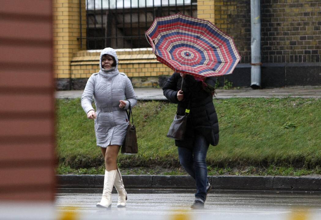 Naktį eismo sąlygas sunkins stiprūs vėjo gūsiai, perspėja kelininkai