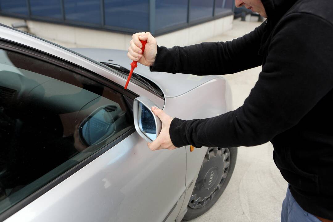 Per naktį apvogė tris BMW