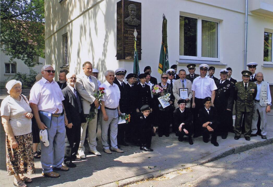Bendra nuotrauka atminčiai po iškilmingo Tilžės akto signataro Jono Vanagaičio atminimo lentos atidengimo.