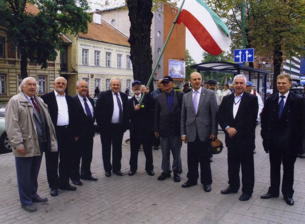 Bendra nuotrauka atminčiai po iškilmingo Tilžės akto signataro Jono Vanagaičio atminimo lentos atidengimo.