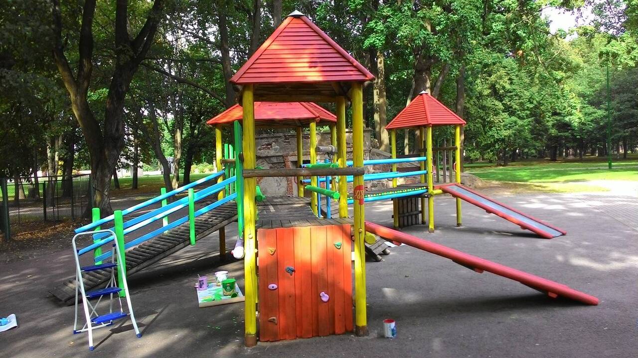Po dažymo darbų Klaipėdos skulptūrų parke esanti vaikų žaidimų aikštelė atrodo it nauja.