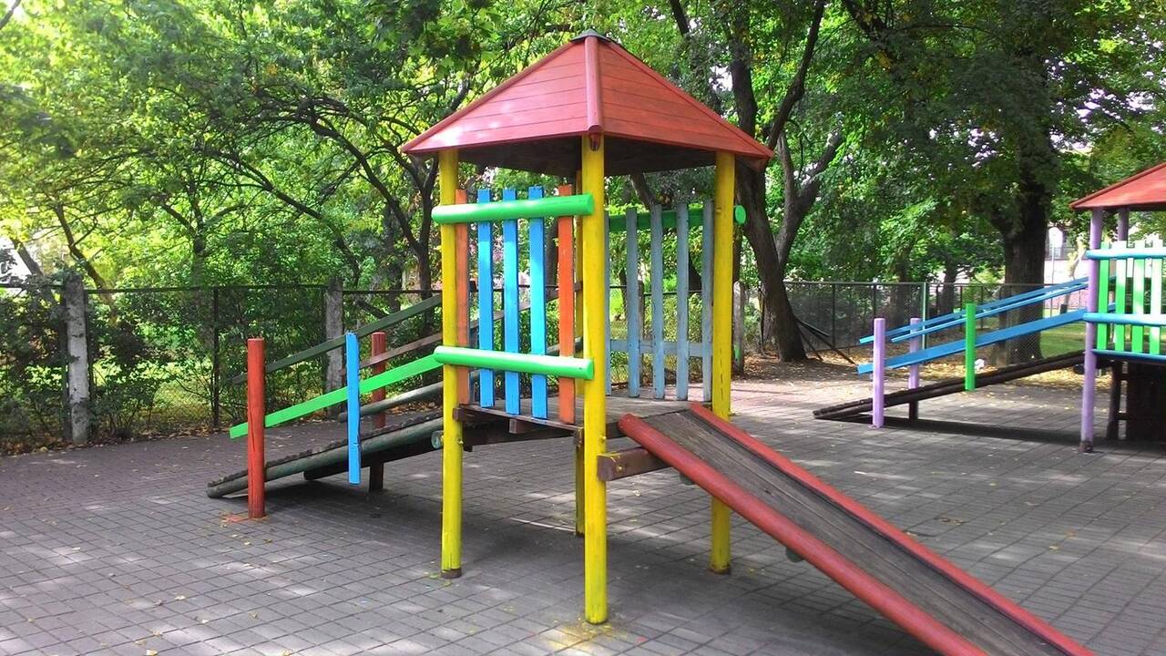 Po dažymo darbų Klaipėdos skulptūrų parke esanti vaikų žaidimų aikštelė atrodo it nauja.