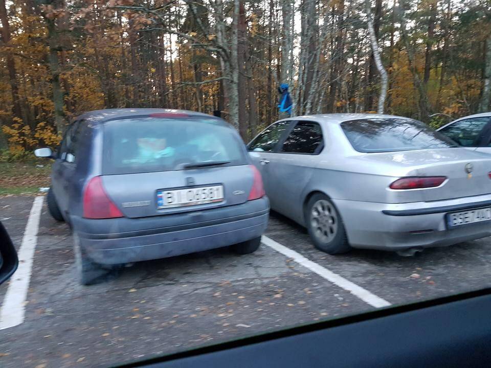 Svečiai: aikštelėje apsistoję atvykėliai iš Rumunijos nesivargino išmesti į konteinerį jiems nebereikalingų daiktų.