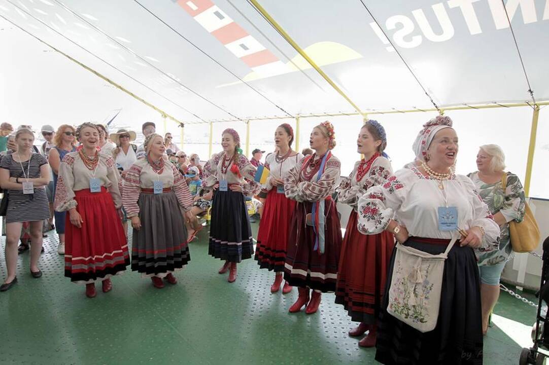 Esmė: festivalyje "Parbėg laivelis" dėmesys skirtas tradicijoms, o ne tam, kokia kalba žmonės kalba ar dainuoja.