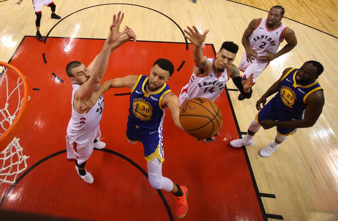 Netikėta pradžia: NBA finalus „Raptors“ pradėjo patiesdamas čempionus