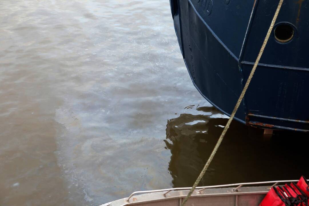 Klaipėdos uoste į vandenį išsiliejo alyva