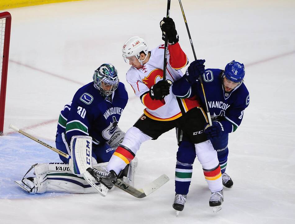 Vankuverio "Canucks" klubas įveikė "Flames" ledo ritulininkus