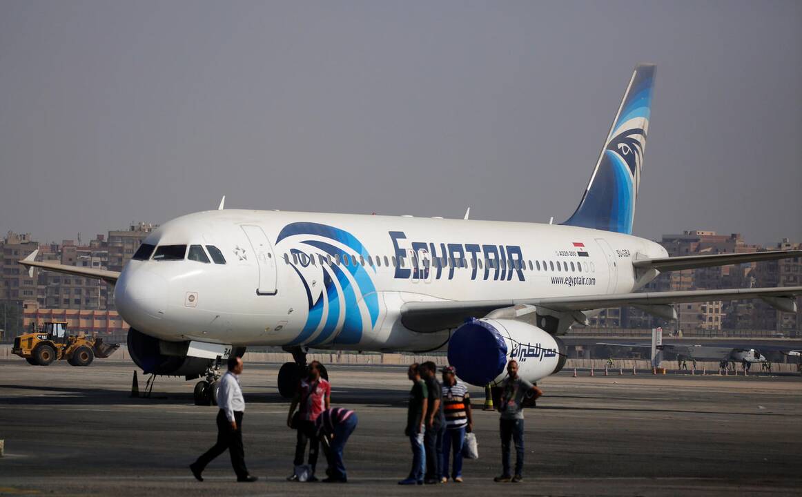 Sudužęs „EgyptAir“ lėktuvas veikiausiai užsiliepsnojo ir subyrėjo ore