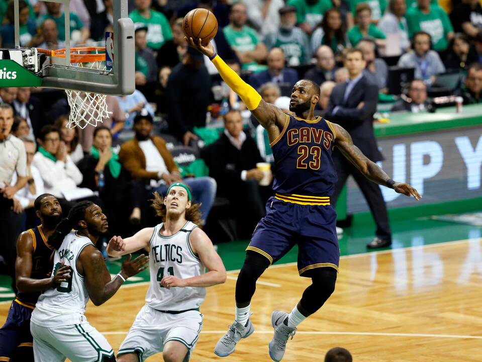 L. Jamesas aplenkė M. Jordaną ir dar kartą ištempė „Cavs“ į NBA superfinalą