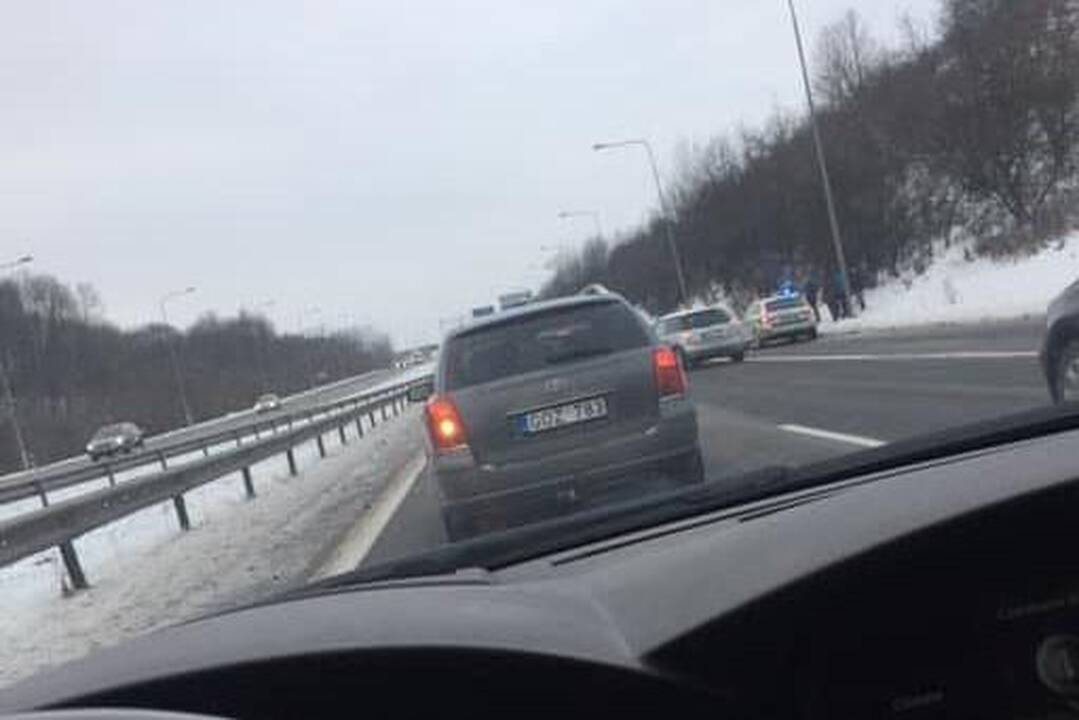 Avarija prie "Megos" – nusidriekė automobilių spūstys
