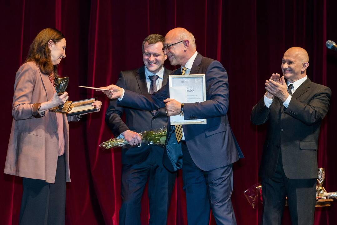 Iniciatyva: kompanijos „Bega“ generalinio direktoriaus A.Kuzmarskio (antras iš kairės) dėka Klaipėdos dramos teatre gimė graži tradicija – „Mūzos“ apdovanojimai.
