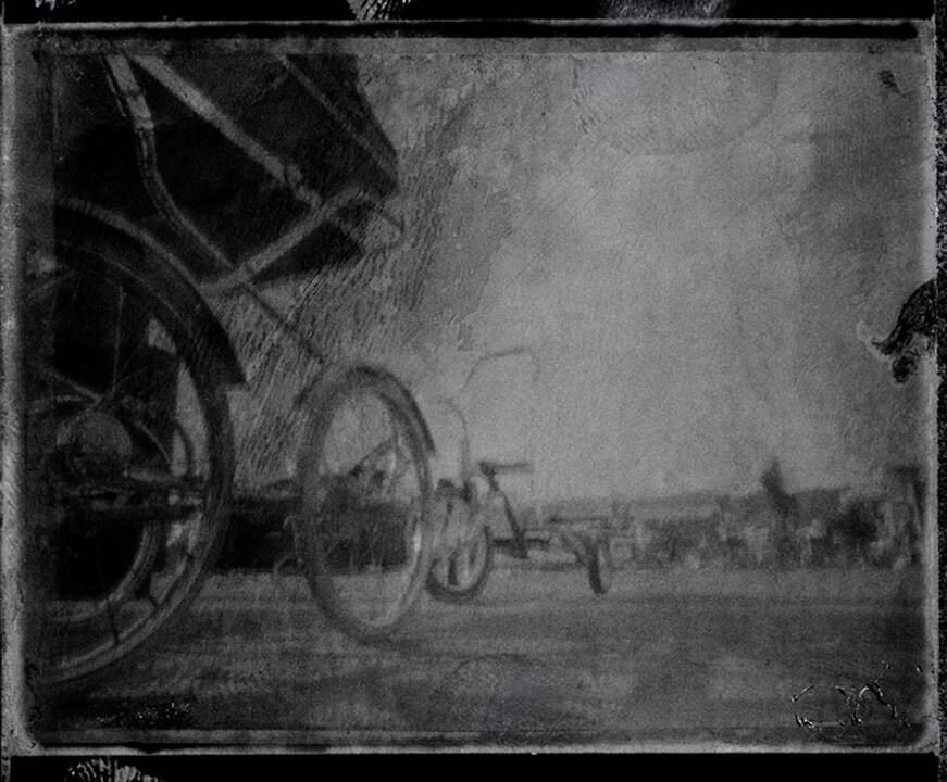 Fotografijos: A.Kulikausko kūriniai „Flatiron NYC“, „Blusų turguje“ ir „Times skvero veteranas“ iš parodos „Originalai – „Polaroid“ pinhole“.