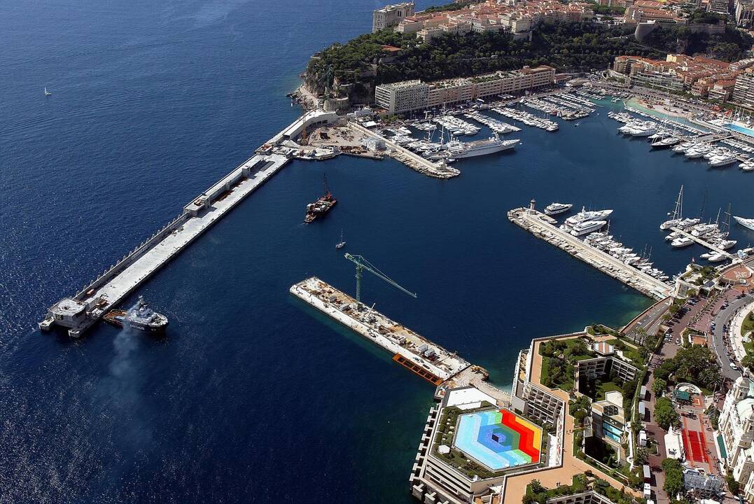 Faktas: nuotraukos matosi, kad 2011 m. statyti abu Monako uosto išoriniai molai yra plaukiojantys pontonai.