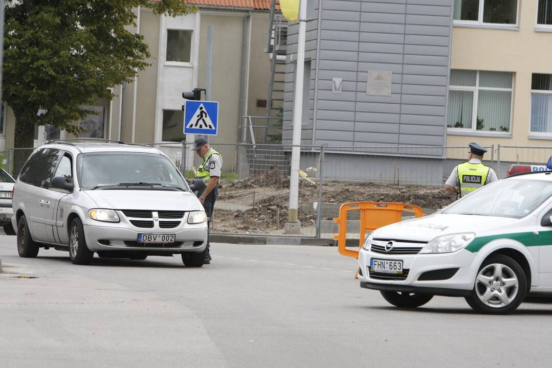 Įgaliojimai: pareigūnai turi teisę reikalauti, kad transporto priemonės būtų sukomplektuotos, kaip tai numato taisyklės.