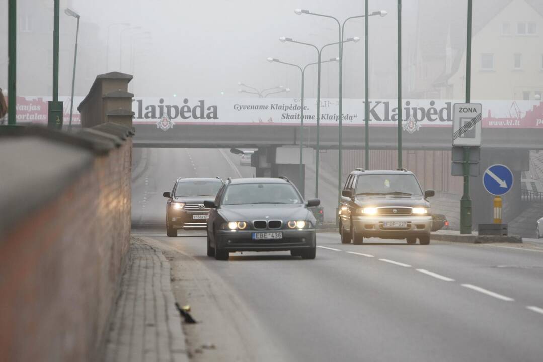 Po viaduku Herkaus Manto gatve važiuojantys vairuotojai turi būti atsargūs, nes mašinų langus daužantys chuliganai jau vėl ėmėsi akmenų.