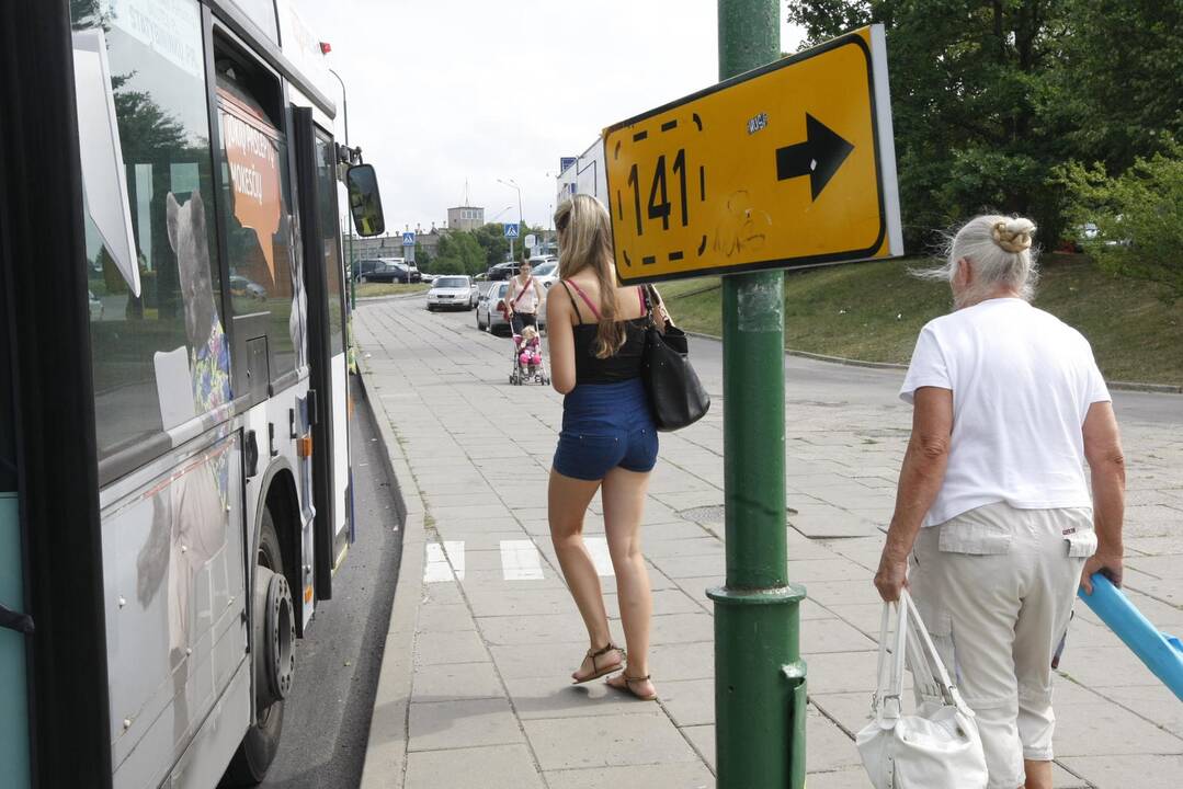 Veiksmai: kažkas pavojų keliantį ženklą pasuko.