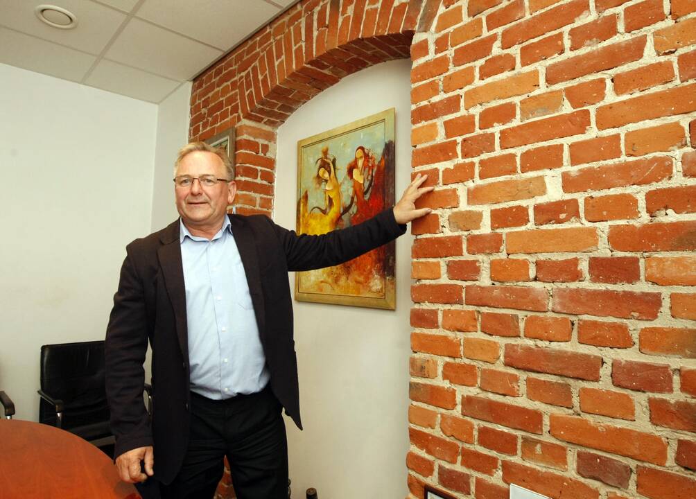 Koloritas: Būdviečiuose įsikūrusio jūreivio žmona Dalia lanko folkloro ansamblį, tad lietuvininkų tautiniais rūbais pasipuošusi moteris jaučiasi senoje sodyboje sava.