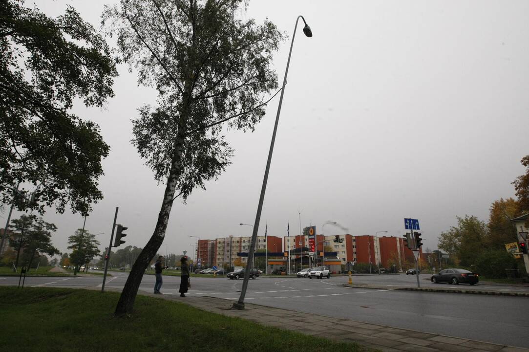 Suniokojo: P.Lideikio gatvėje esantis apšvietimo stulpas stovi palinkęs jau kurį laiką.