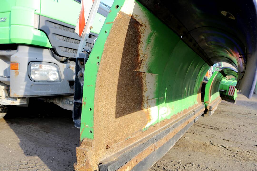 Sniegą stumdęs traktoriaus vairuotojas sukėlė avariją ir sužalojo moterį