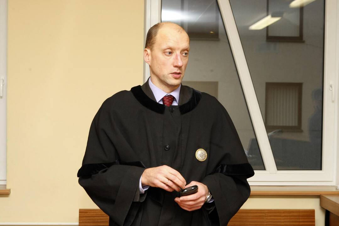 Daugybės vyresnių, daug metų tarnavusių policininkų įsitikinimu, jų norima atsikratyti, kad atsilaisvinusias vietas užimtų lyg pliušiniai žaisliukai lengvai valdomi jauni ir vadovams besąlygiškai paklusnūs pareigūnai.