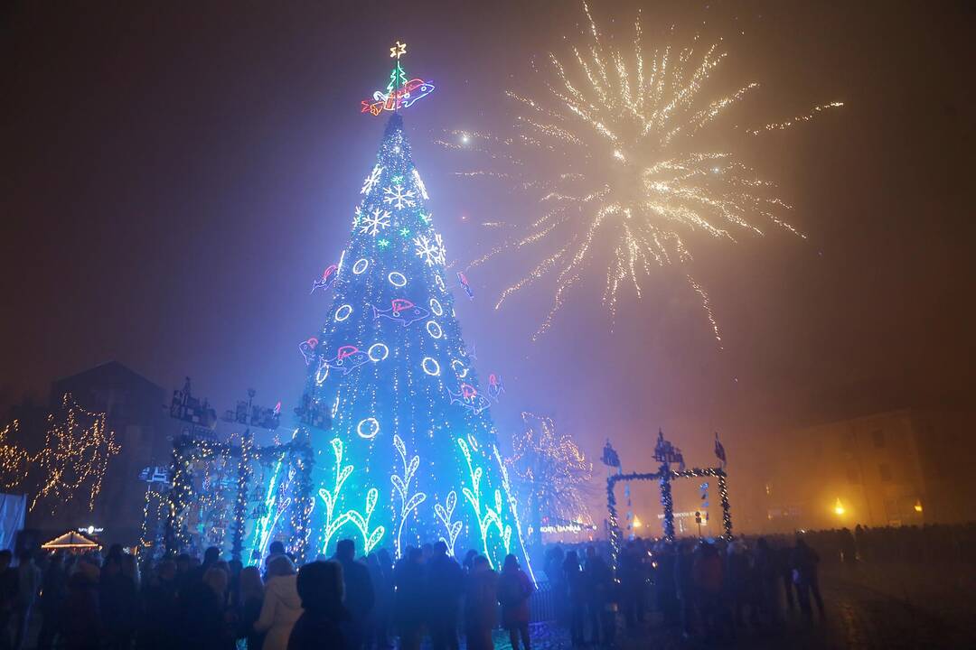 Pasirinkimas: Teatro aikštę jau penktus metus papuoš dirbtinė eglė.