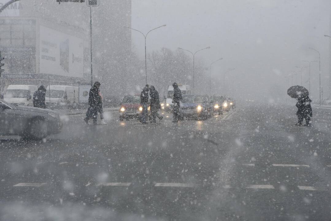 Eismo sąlygas sunkina plikledis ir šlapdriba