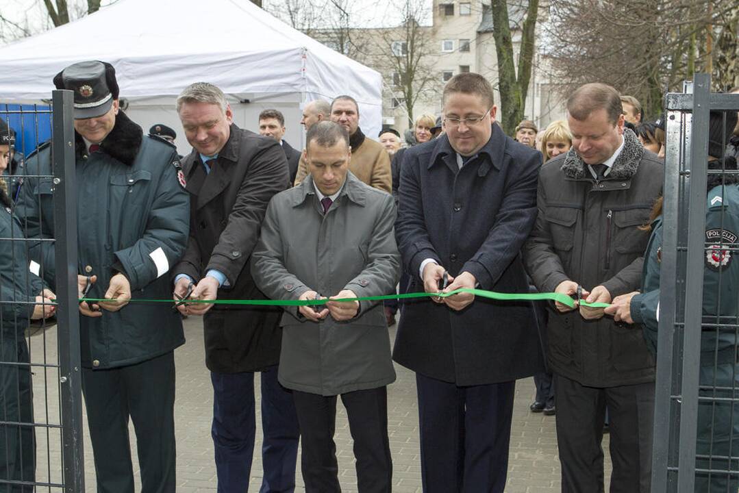 Iškilmės: gruodžio mėnesį garbūs svečiai perkirpo naujojo Palangos policijos komisariato atidarymo juostelę.