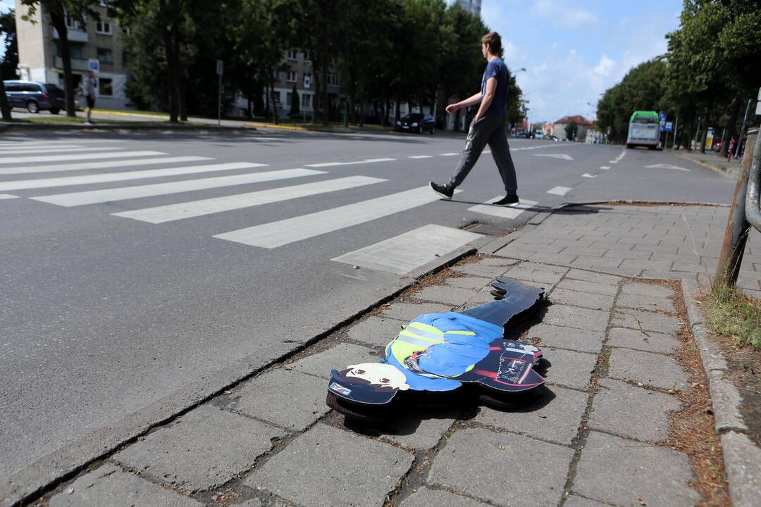 Vandalizmas: kažkam užkliuvo mažą berniuką primenantis muliažas.