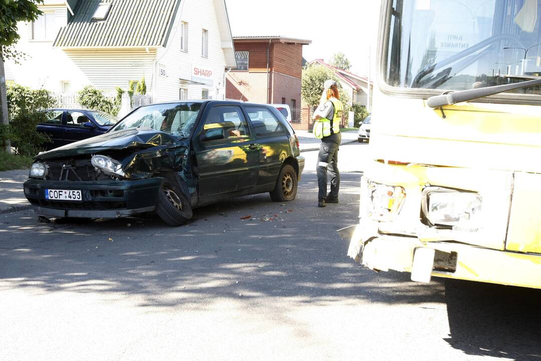 Neatsargumas: iš šalutinės gatvės išvažiavęs golfas atsitrenkė į autobusą.