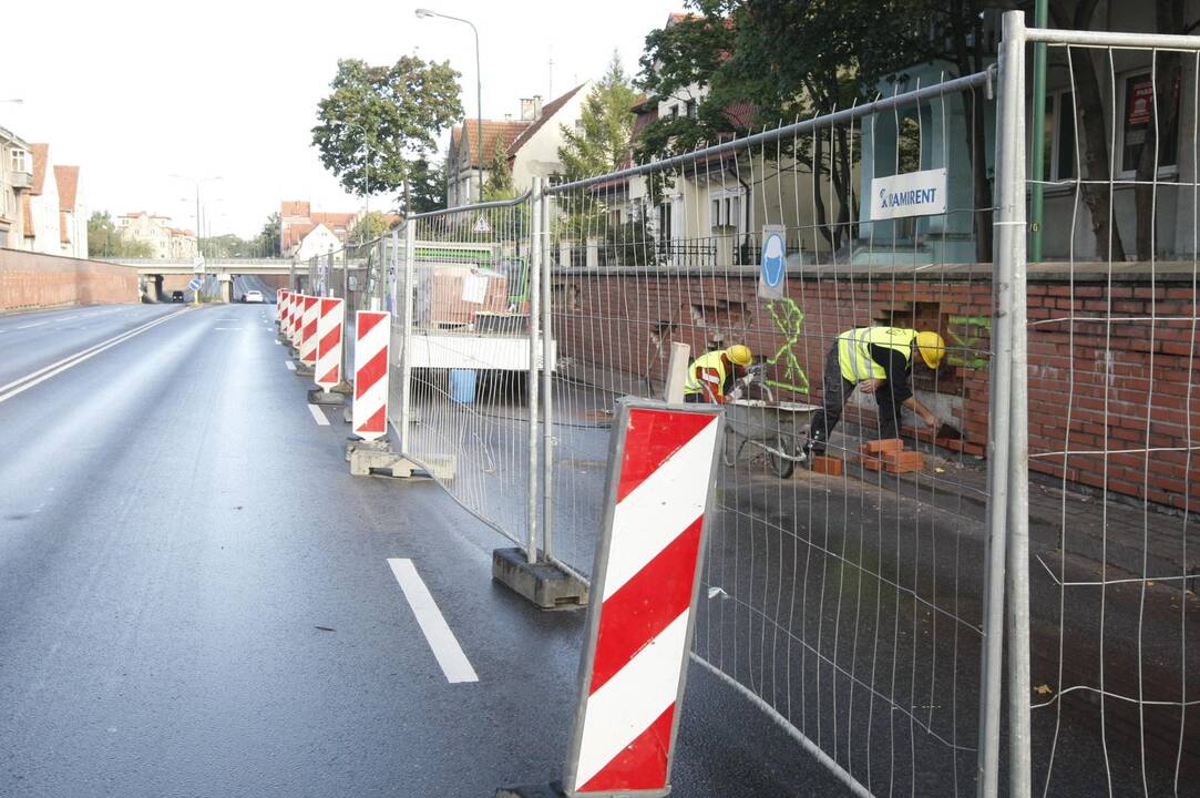 Herkaus Manto gatvėje vėl prasidėjo raudonų plytų tvoros remontas.