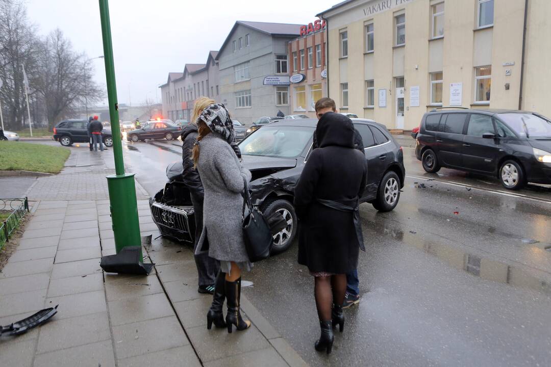 A.Graužinio mašinos pastumtas "Audi Q5" apgadino du automobilius ir trenkėsi į stulpą.