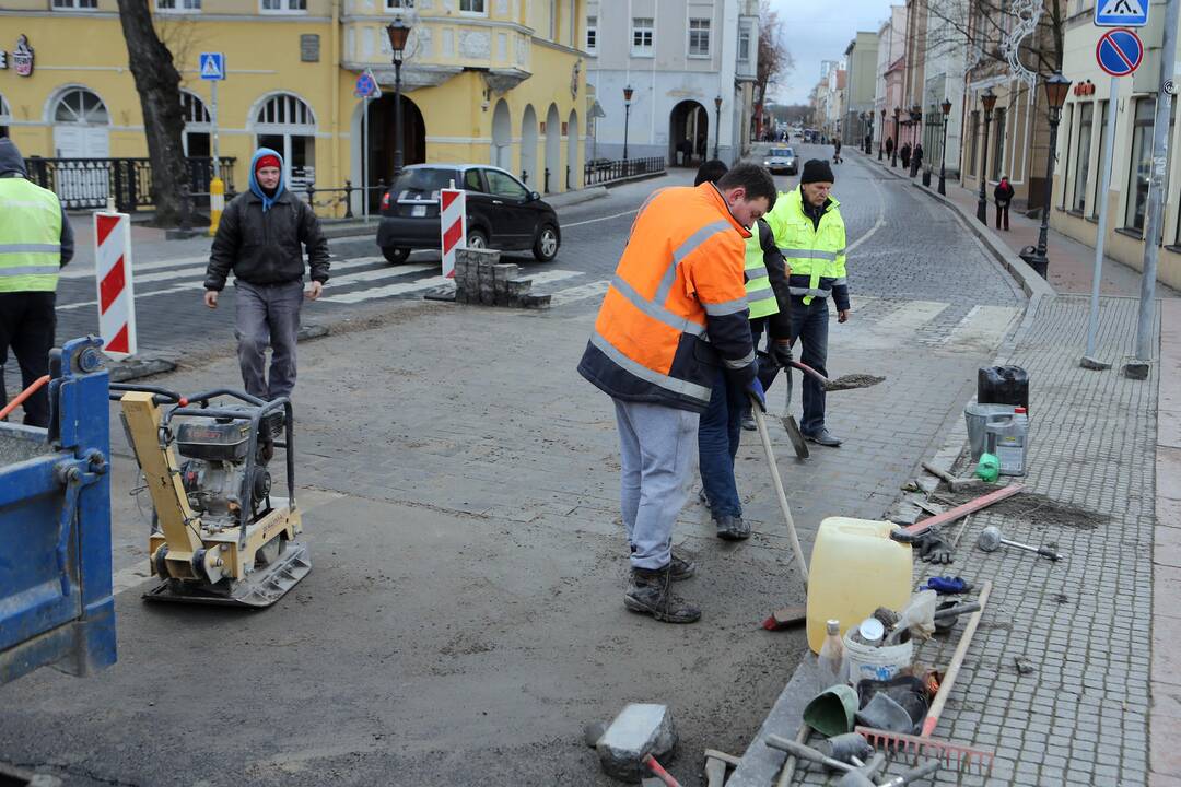 Dėl Tiltų gatvės pradžioje vykdomų dangos remonto darbų teko kiek apriboti automobilių eismą.