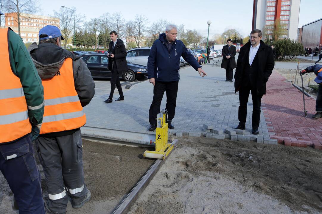 Įvertino: V.Grubliauskas, A.Šulcas bei savivaldybės administracijos darbuotojai aplankė remontuojamas Pempininkų ir Debreceno aikštes.